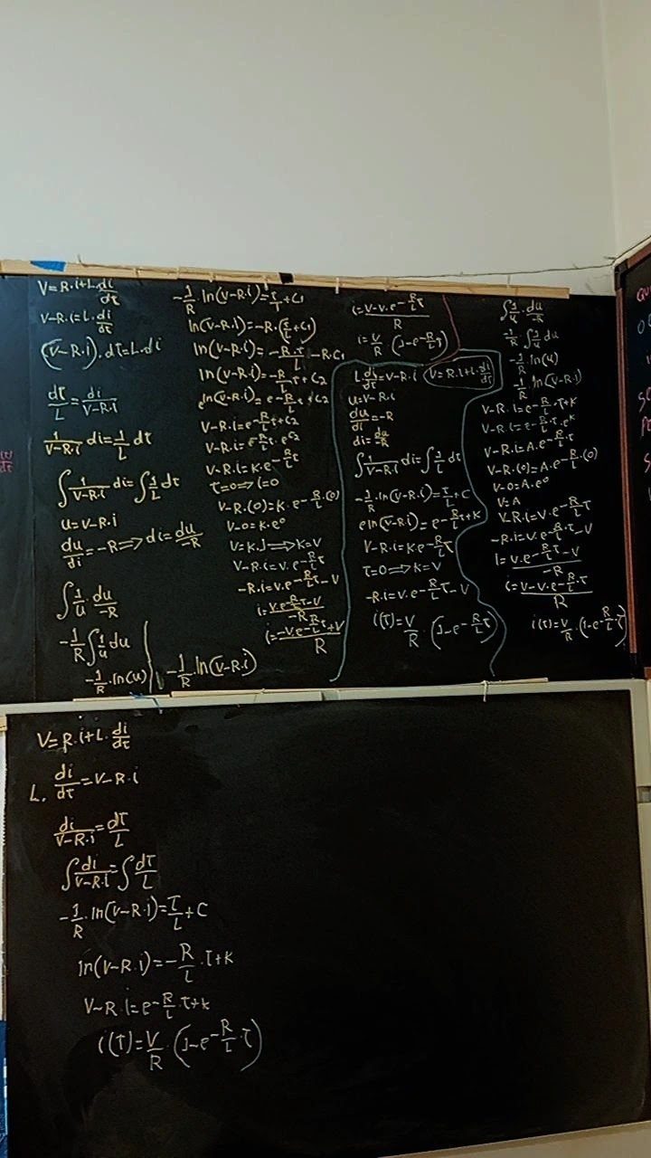 Quadro-negro do João com a conta do circuito RL passo a passo, da lei das tensões até i(t) = V/R vezes (1 − e elevado a −Rt/L)
